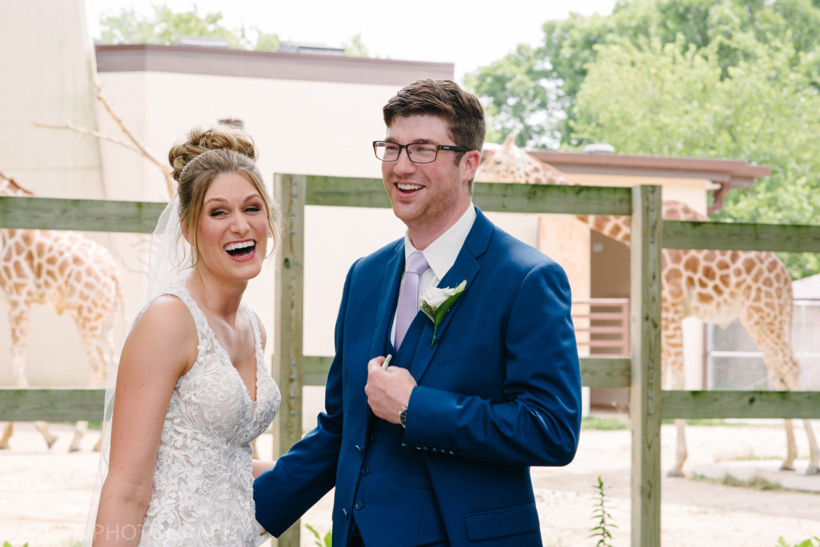 bride and groom at henry vilas zoo with giraffes
